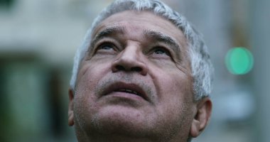 Bunalımdaki yaşlı adam Tanrı 'dan yardım istiyor.