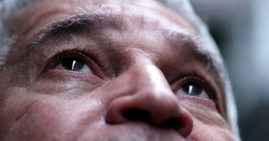 Yaşlı adamın gözleri yakın plan. Son sınıf vizyonu