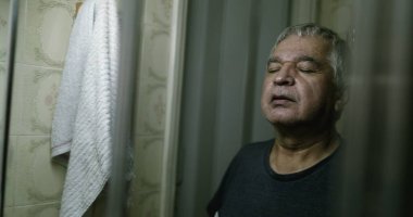 Yaşlı adam gözlerini kapatıyor konsantre olmaya çalışıyor ve çaresiz zamanlarda sakinleşmeye çalışıyor.