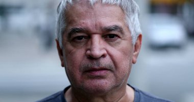 Orta yaşlı adamın yüzü şükran dolu görünüyor.