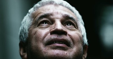 Orta yaşlı adamın yüzü şükran dolu görünüyor.