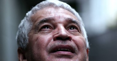 Umut dolu yaşlı adam FAITH ile gökyüzüne bakıyor.