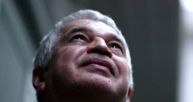 Mutlu yaşlı adam gülümsüyor, samimi bir ifade.