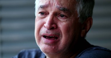 Duygusal olarak yaşlı bir adam ağlıyor. Son sınıf öğrencisi umutsuzca ağlıyor.