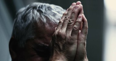 Dramatik, ciddi, yaşlı adam Tanrı 'ya dua ediyor.