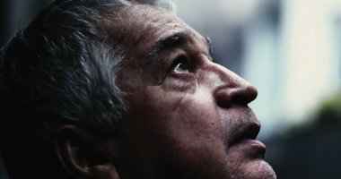 Kriz geçiren yaşlı bir adamın dramatik portresi. Endişeli kıdemli.