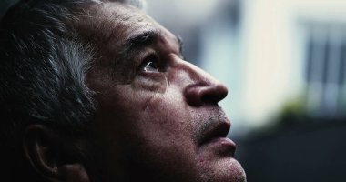 Kriz geçiren yaşlı bir adamın dramatik portresi. Endişeli kıdemli.