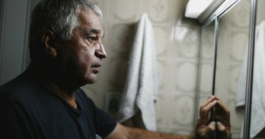 Çaresiz son sınıf öğrencisi. Banyo aynasına yaslanmış hastalıktan muzdarip.