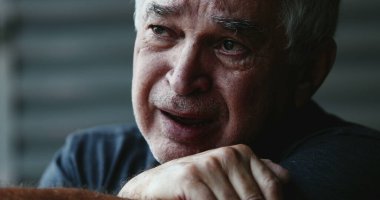 Çaresiz yaşlı adam ağlıyor. Yaşlı bunalımda gözyaşlarını siliyor.