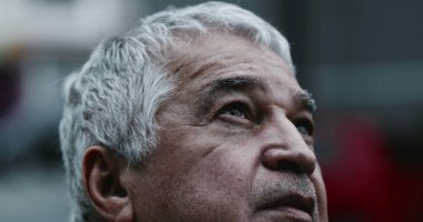 Bunalımdaki yaşlı adam bunalımda.