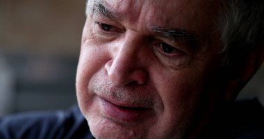 Yaşlı bunalımlı adam ağlıyor. Kriz geçiren kişi. Umutsuzluk içindeki orta yaşlı