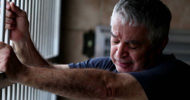 Yaşlı bunalımlı adam ağlıyor. Kriz geçiren kişi. Umutsuzluk içindeki orta yaşlı