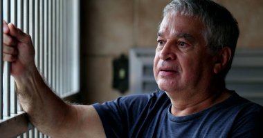 Yaşlı bunalımlı adam ağlıyor. Kriz geçiren kişi. Umutsuzluk içindeki orta yaşlı