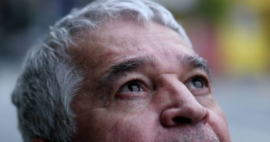 Yakından yaşlı adamın gözleri FAITH ile gökyüzüne bakıyor.