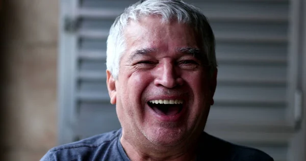 Yaşlı Adam Kontrolsüzce Gülüyor Yıllarda Mutlu Insanlar Kahkahalarla Gülüyor — Stok fotoğraf