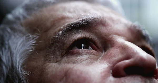 Yaşlı Adamın Gözleri Dalgın Dalgın Gökyüzüne Bakıyor Son Sınıf Kapanış — Stok fotoğraf
