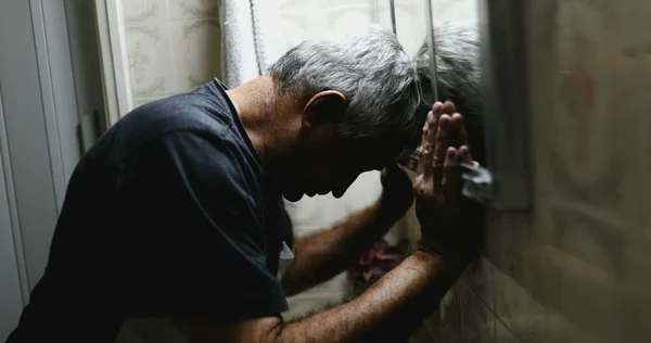 Yaşlı adam kederli, umutsuz zamanlarda depresyonda.