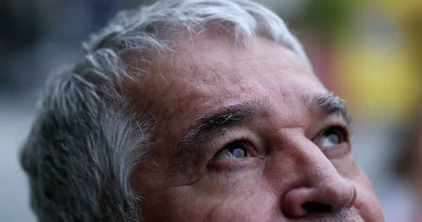 信仰と信念を持って空に目を閉じて開く希望的な老人 — ストック写真