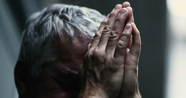 Dramatisk Allvarlig Äldre Man Ber Till Gud — Stockfoto
