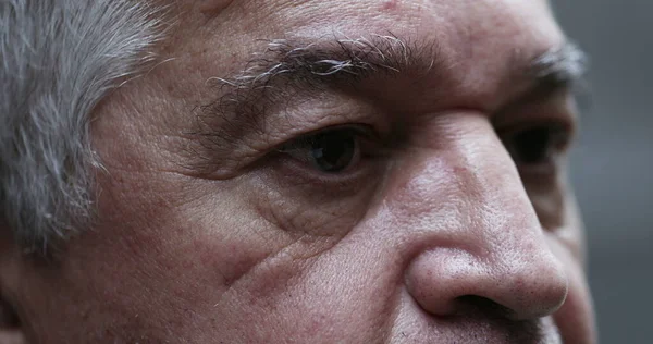 Dramatik düşünceli son sınıf öğrencisi, yakın plan yaşlı insan gözleri.