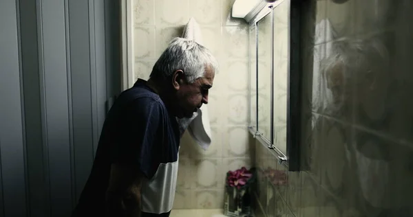 Desesperado Anos Idade Homem Inclinado Cabeça Espelho Banheiro Desespero Tristeza — Fotografia de Stock