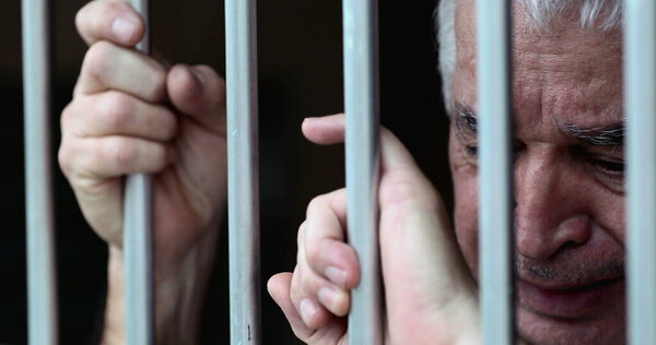 Депрессивный мужчина средних лет чувствует себя запертым за решеткой