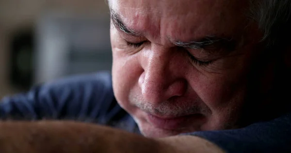 Przygnębiony Starszy Mężczyzna Płacze Osoba Kryzysie Seniorzy Średnim Wieku Rozpaczy — Zdjęcie stockowe