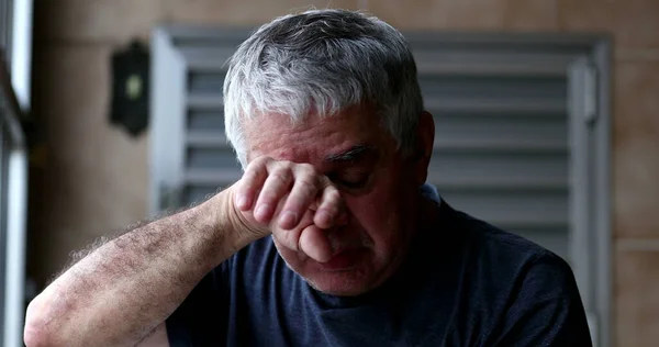 Arg Ledsen Medelålders Man Gråter Torka Tårar — Stockfoto