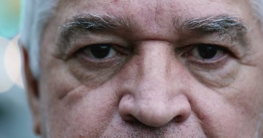 Ciddi orta yaşlı buruşuk erkek gözleri yakın plan.