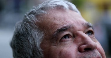 Tanrı 'nın rehberliğini arayan yaşlı adam, kıdemli yakın çekim gözleri ve yukarı bakan yüz.