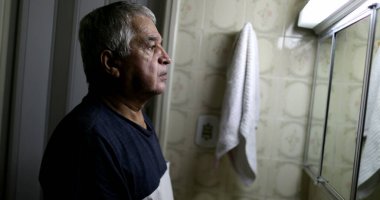 Stresli yaşlı adam banyo aynasının önünde. Orta yaş krizi
