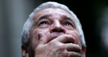 Dalgın yaşlı adam gökyüzüne bakıyor. Ağzı korkuyla kaplıyor.