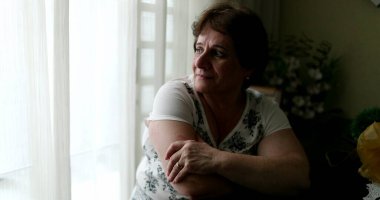 Düşünceli son sınıf öğrencisi kadın evde düşünüyor. Düşünceli yaşlı bayan.