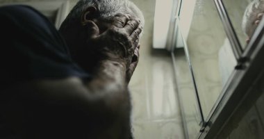 Banyodaki aynanın önündeki son sınıf öğrencisi, umutsuzluk konsepti.