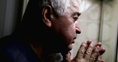 Buruşuk endişeli yaşlı adam, ciddi depresyon