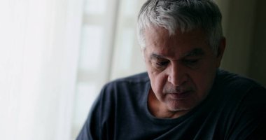 Düşünceli, yaşlı bir adamın düşüncesi. Düşünceli orta yaşlı kişi.