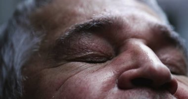 Yaşlı adam çaresizlik içinde tek başına acı çekiyor.