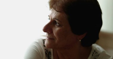 Düşünceli son sınıf öğrencisi kadın evde düşünüyor. Düşünceli yaşlı bayan.