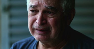 Bunalımda olan üzgün, bunalımlı yaşlı bir adam. Gözü yaşlı orta yaşlı kişi