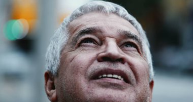 Tıraşsız yaşlı adam umutlu hissediyor