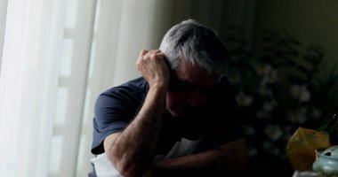 Düşünceli, yaşlı bir adamın düşüncesi. Düşünceli orta yaşlı kişi.