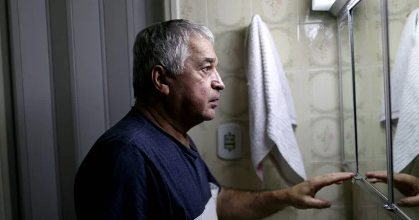 Stresli Yaşlı Adam Banyo Aynasının Önünde Orta Yaş Krizi — Stok fotoğraf