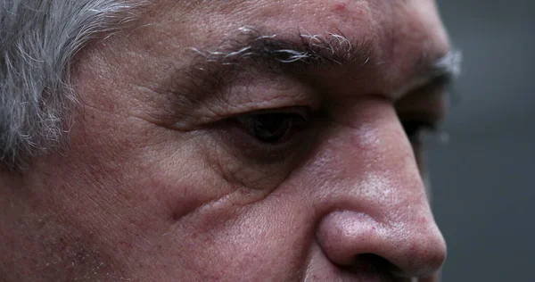 Kıdemli Adam Buruşuk Gözlü Daha Yaşlı Birinin Yüzünü Yakından Çek — Stok fotoğraf