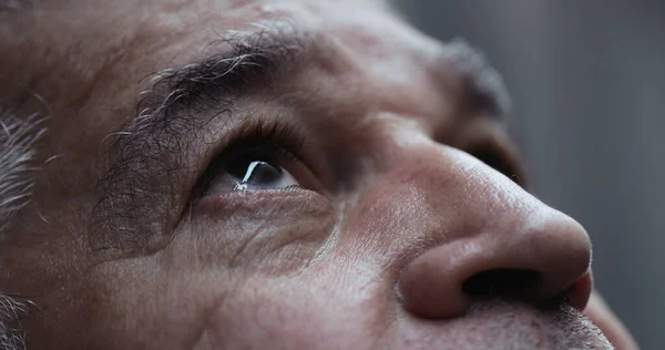 Homem Mais Velho Enrugado Olhar Para Cima Olhos Pessoa Idosa — Fotografia de Stock