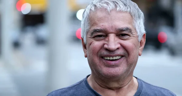 Yaşındaki Bir Adam Şehirde Kameraya Gülümsüyor Sıradan Gerçek Insanlar — Stok fotoğraf
