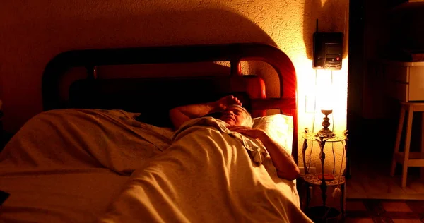 Viejo Despertando Medio Noche Persona Que Sufre Insomnio Encendiendo Luz — Foto de Stock