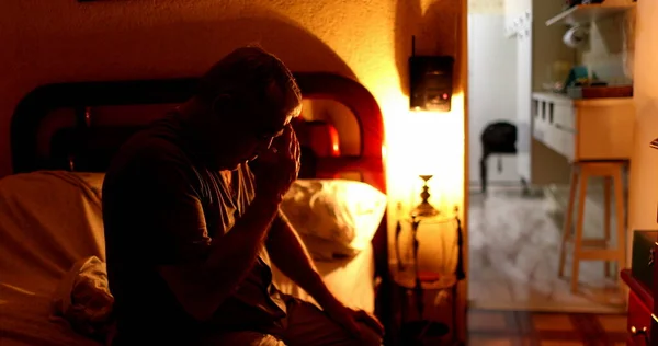 Viejo Sentado Lado Cama Haciendo Señal Cruz Antes Dormir — Foto de Stock