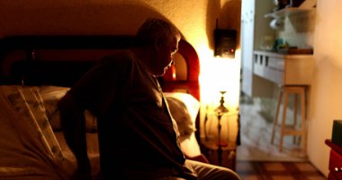 Yaşlı adam yatağa uzandı ve gece lambasını kapattı.