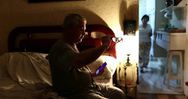 Casal Velho Ajuste Cama Noite Homem Usando Cellphoen Antes Dormir — Fotografia de Stock