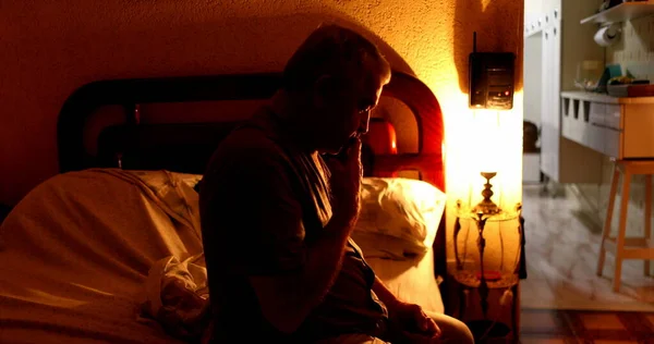 Muž Ležící Posteli Zhasínající Noční Lampu Stařec Jde Spát — Stock fotografie